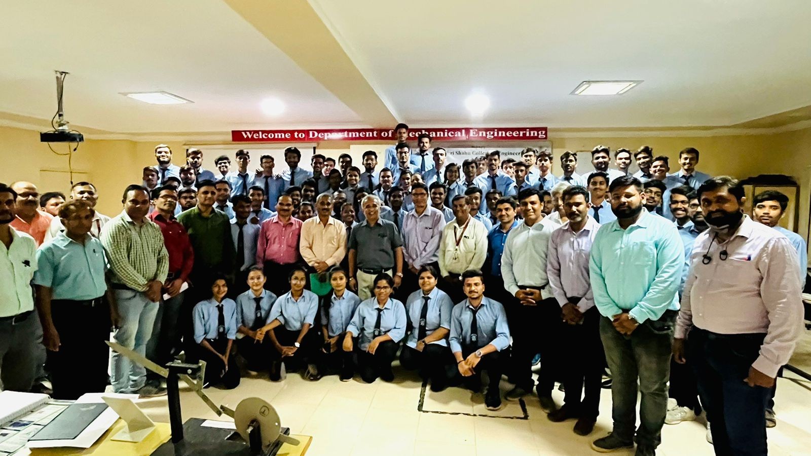 Group photo of faculty and Mechanical Engineering students at the exhibition