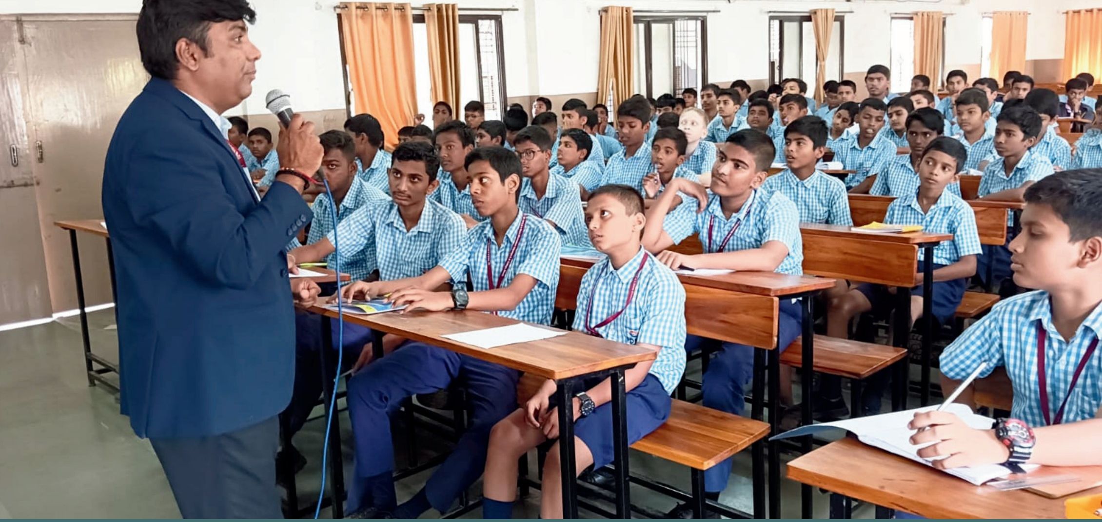Dr. Abhinay Dube addressing 8th–10th grade students during the ATL training session